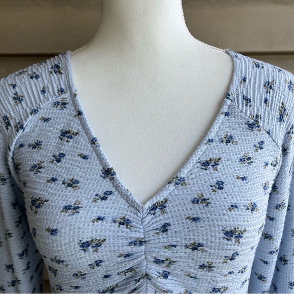 •Hollister• Floral V-Neck Soft Knit Top - Size Large - Picture 3 of 8